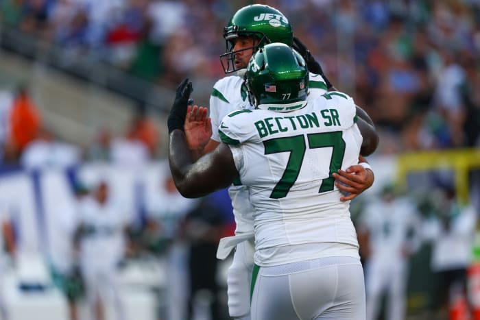 RT Mekhi Becton hugs QB Aaron Rodgers during a NFL Preseason game against the Giants
